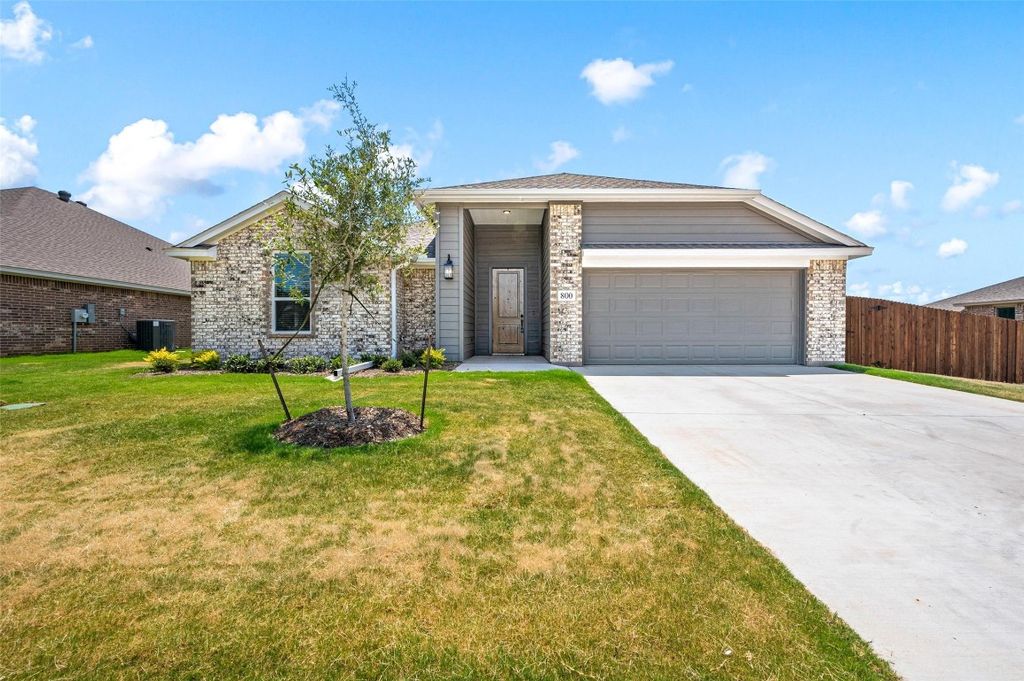 800 Quill Dr, Springtown, TX 76082