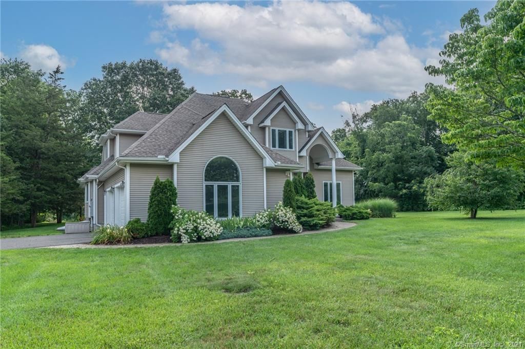 15 Courtney Ln, Portland, CT 06480