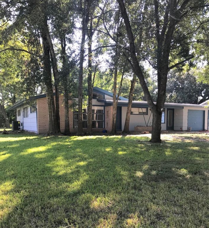 320 Wisteria St, Lake Jackson, TX 77566