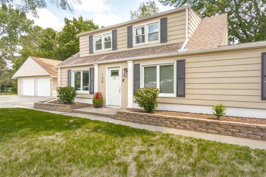 126 N Roosevelt Rd, Evansdale, IA 50707