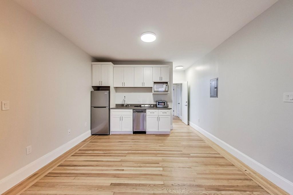 818 61st St, Oakland, CA 94608