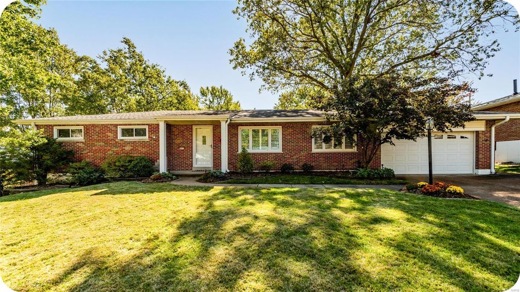 9832 Ridgely Ln, Saint Louis, MO 63123