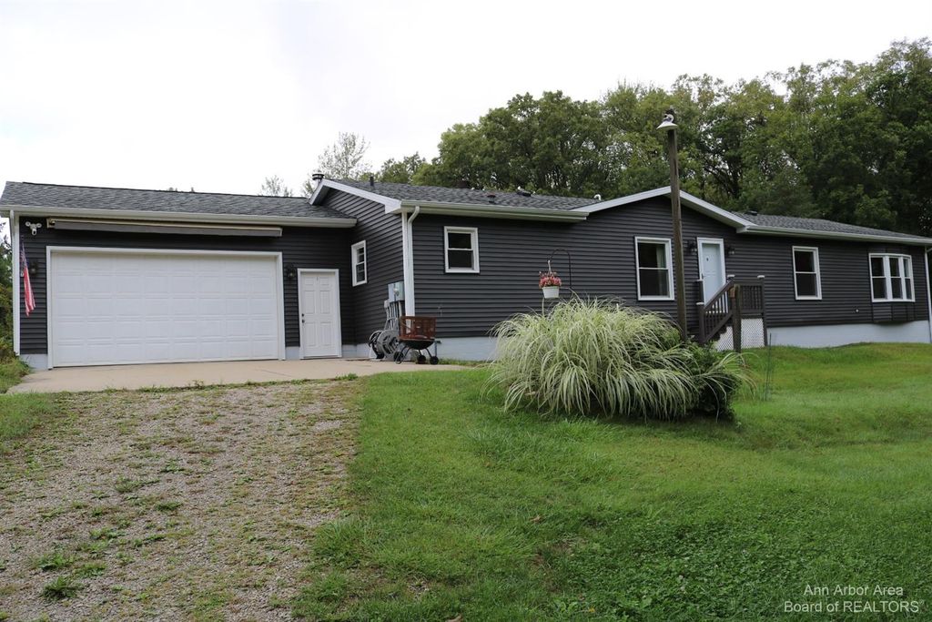 4703 W Jacobs Rd, Perry, MI 48872