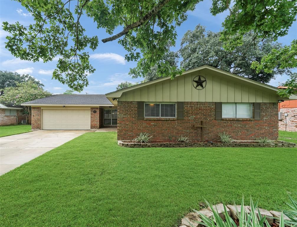 2825 Del Monte Ave, Bay City, TX 77414