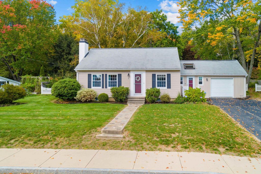 8 Hawthorne Rd, Dover, NH 03820
