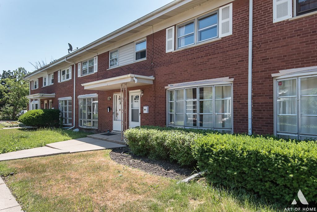 8811 Robin Dr #C, Des Plaines, IL 60016