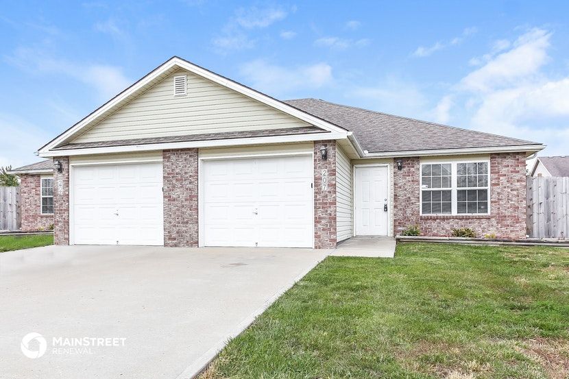207 Golfview Dr, Pleasant Hill, MO 64080