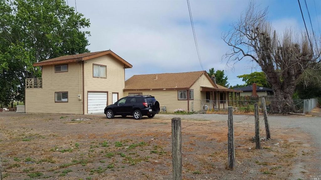 3463 Sebastopol Rd, Santa Rosa, CA - 3 Bed, 2 Bath Single-Family Home