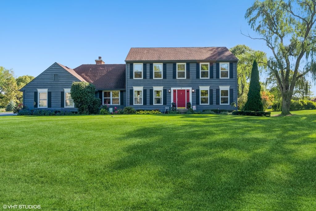 4 Blackhawk Rd, Hawthorn Woods, IL 60047