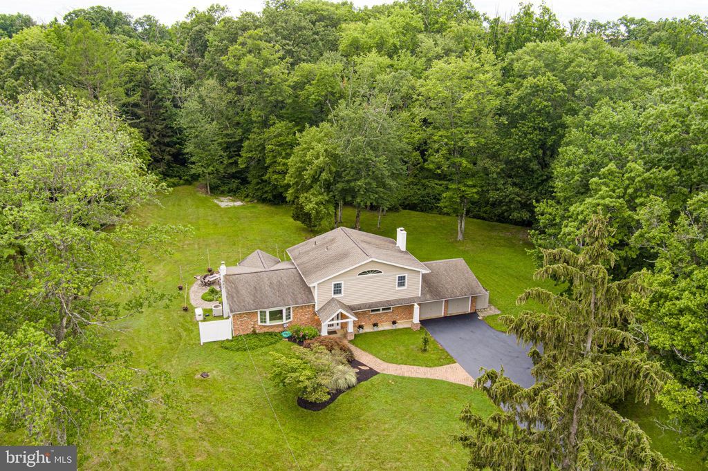 8 Wildwood Dr, Malvern, PA 19355