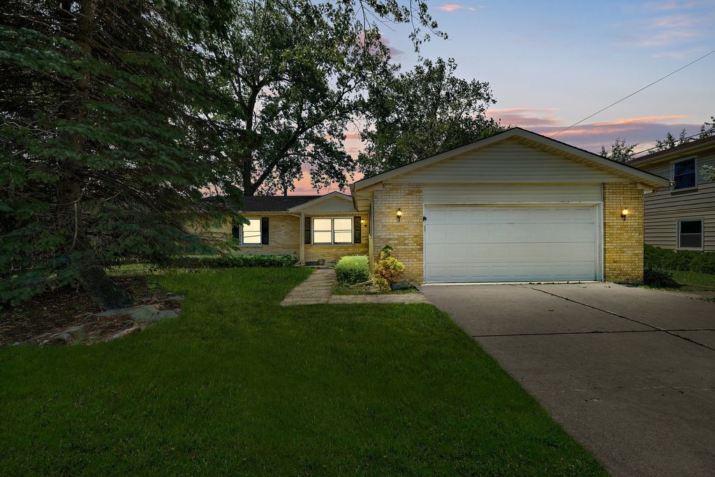440 Banyan Dr, Northbrook, IL 60062