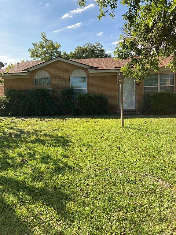1608 W Plummer St, Eastland, TX 76448