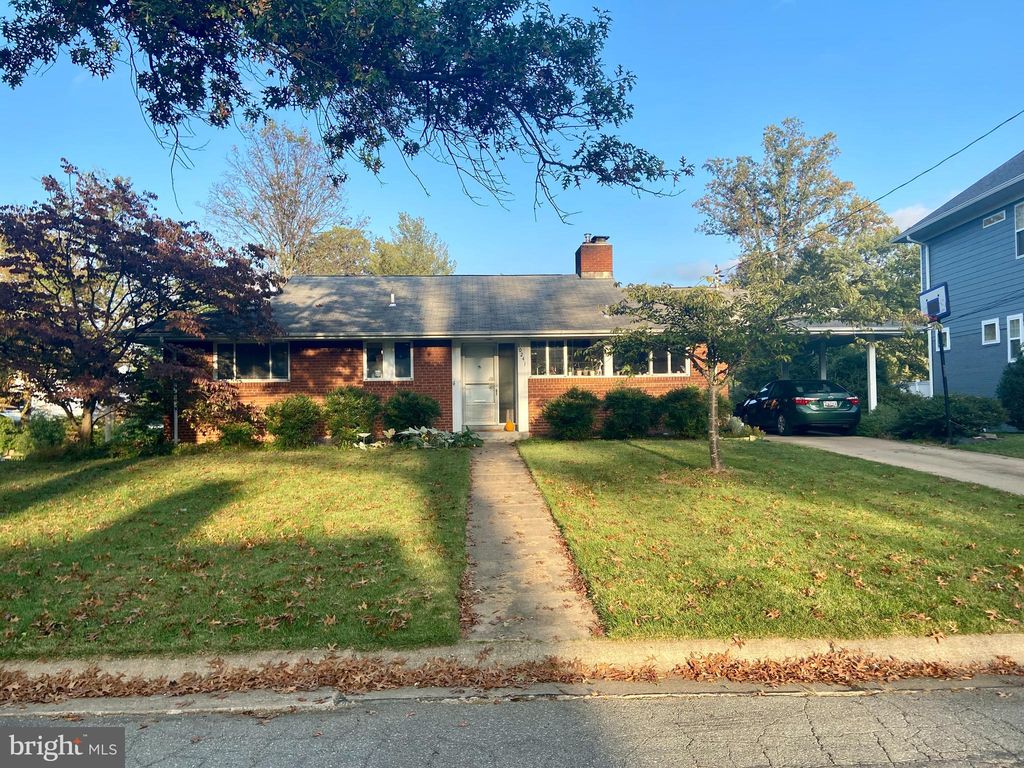 10241 Farnham Dr, Bethesda, MD 20814