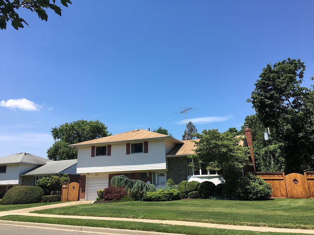 115 Briarwood Ln, Plainview, NY 11803