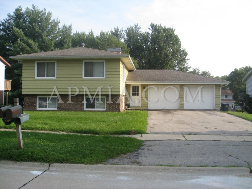 2519 Ellis View Ct NW, Cedar Rapids, IA 52405