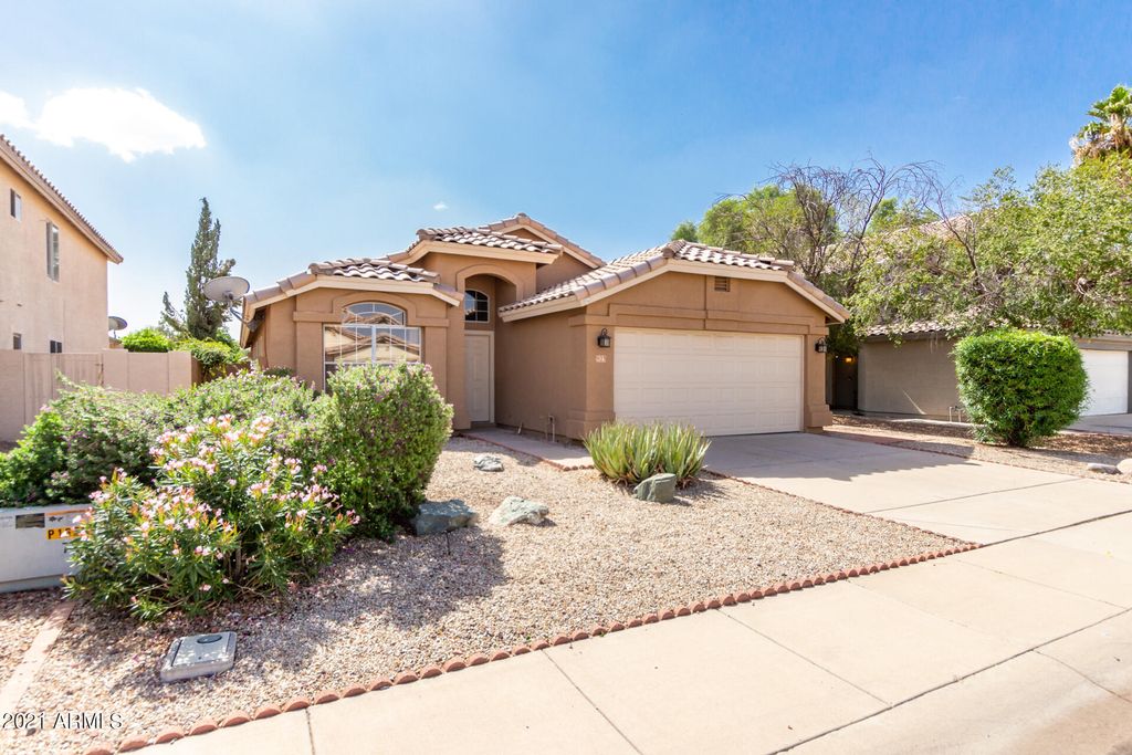 923 E Constitution Dr, Chandler, AZ 85225