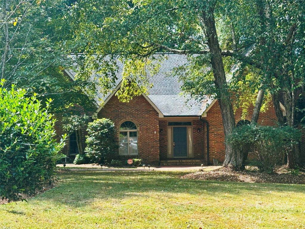 4121 Olde Roxbury Dr, Matthews, NC 28105