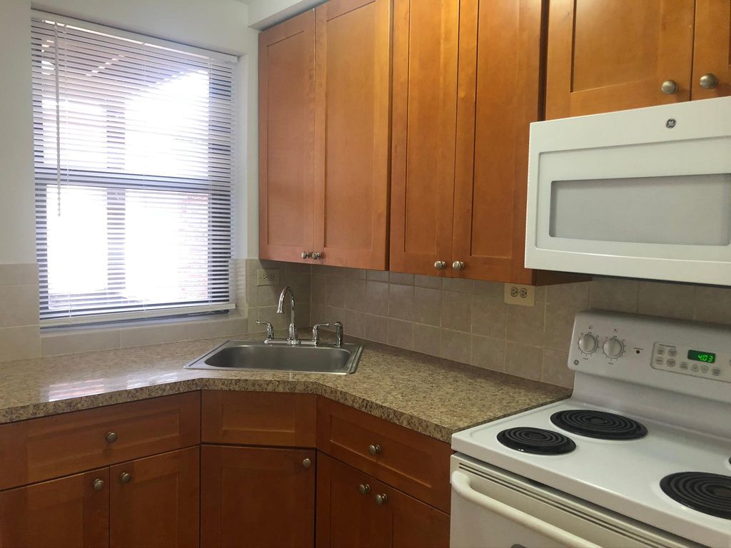6218 N Whipple St #2E, Chicago, IL 60659