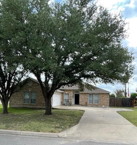 2906 Greenlawn St, Taylor, TX 76574