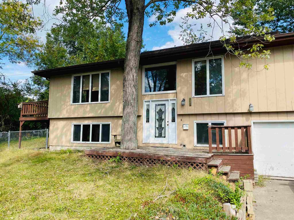 825 N Glenoak Dr, Macomb, IL 61455