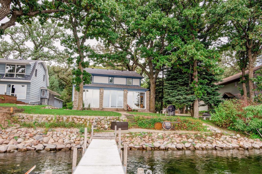 2322 Okoboji Blvd, Milford, IA 5 Bed, 4 Bath SingleFamily Home 57