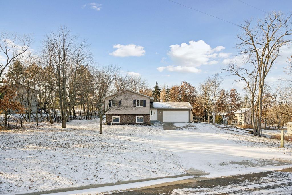 2625 Maple Dr S, Cambridge, MN 55008