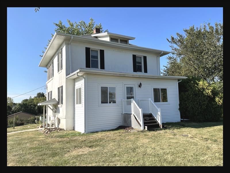 1316 E Briggs Dr, Macon, MO 63552