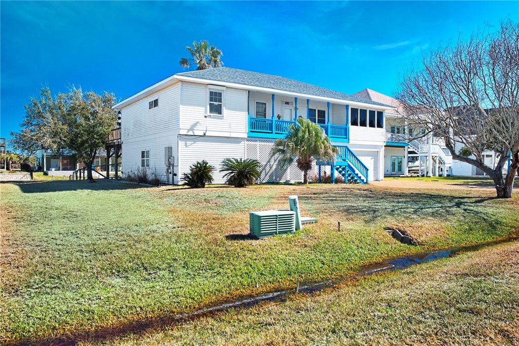 39 Front St, Rockport, TX 78382