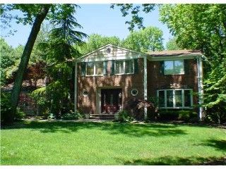 71 Avalon Dr, Colonia, NJ 07067