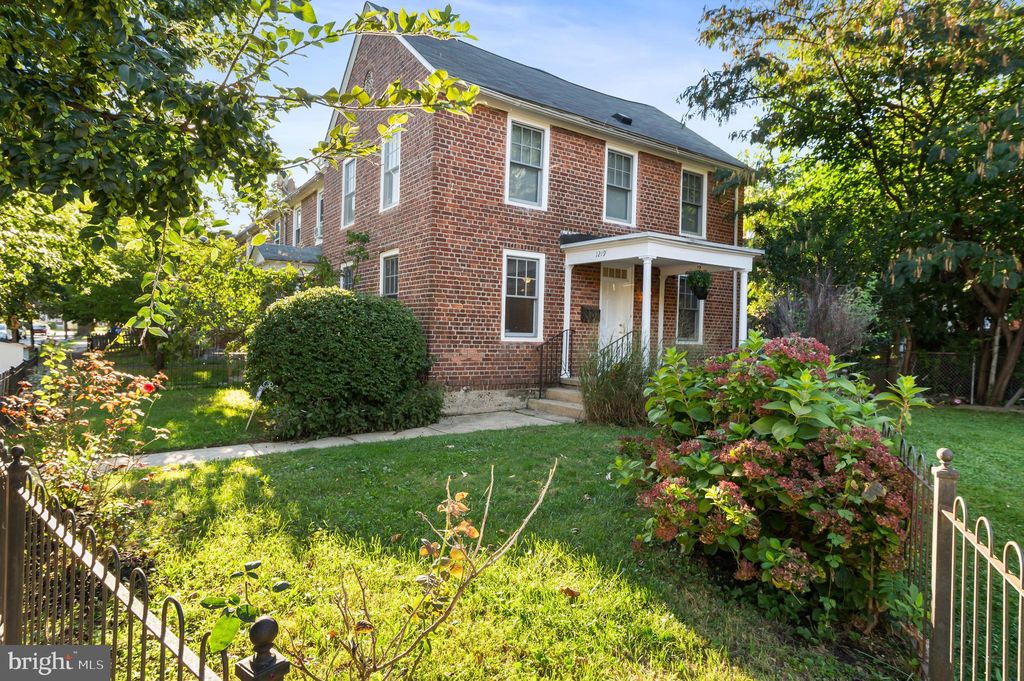 1219 S Octagon Rd, Camden, NJ 08104