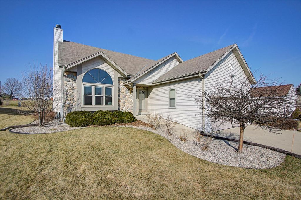 W161N5703 Bette Dr, Menomonee Falls, WI 53051