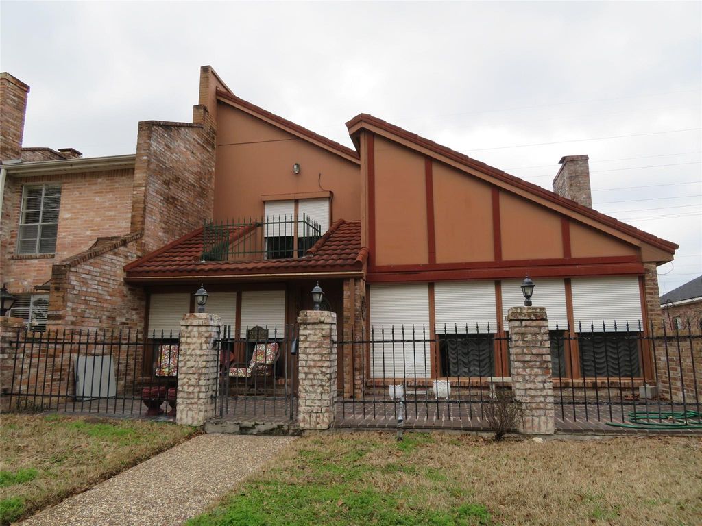 2442 Country Club Dr, Pearland, TX 77581