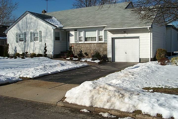 1405 Cleveland Ave, East Meadow, NY 11554