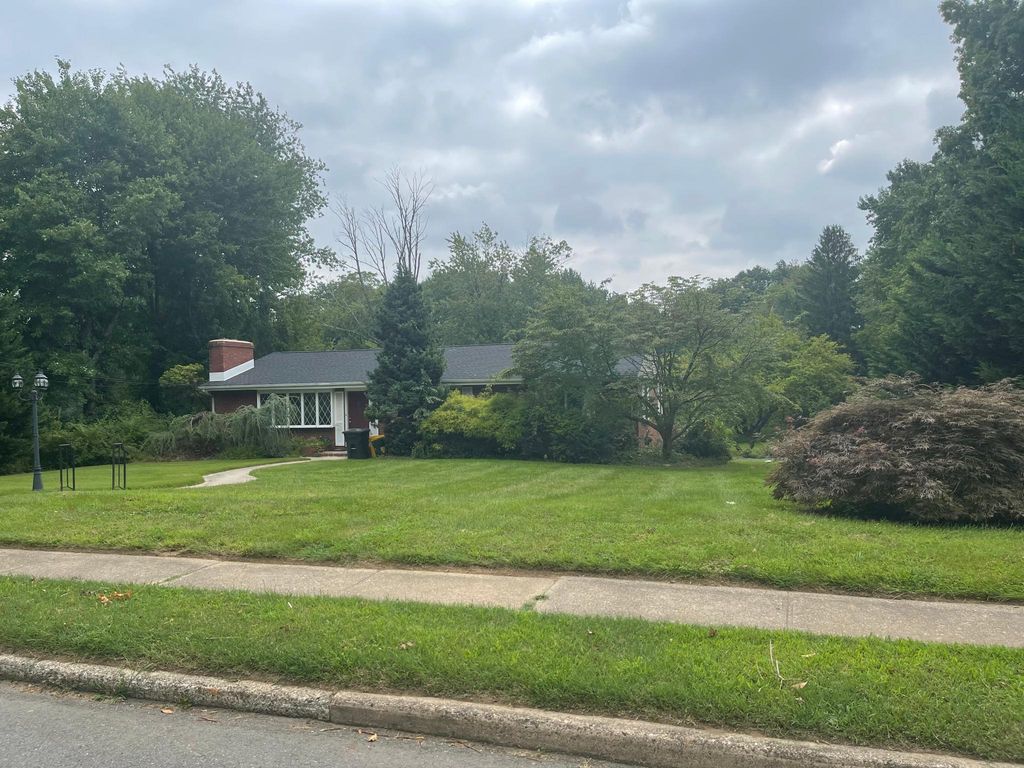 7 Malaga Dr, Ewing, NJ 08638