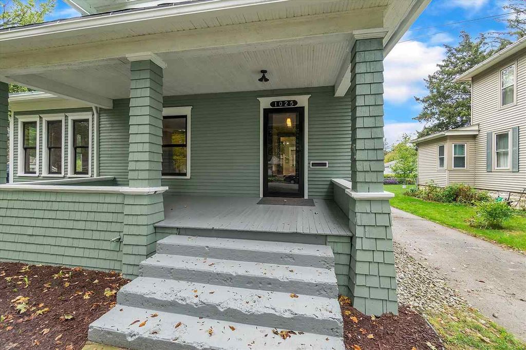 1025 N Water St, Owosso, MI 48867