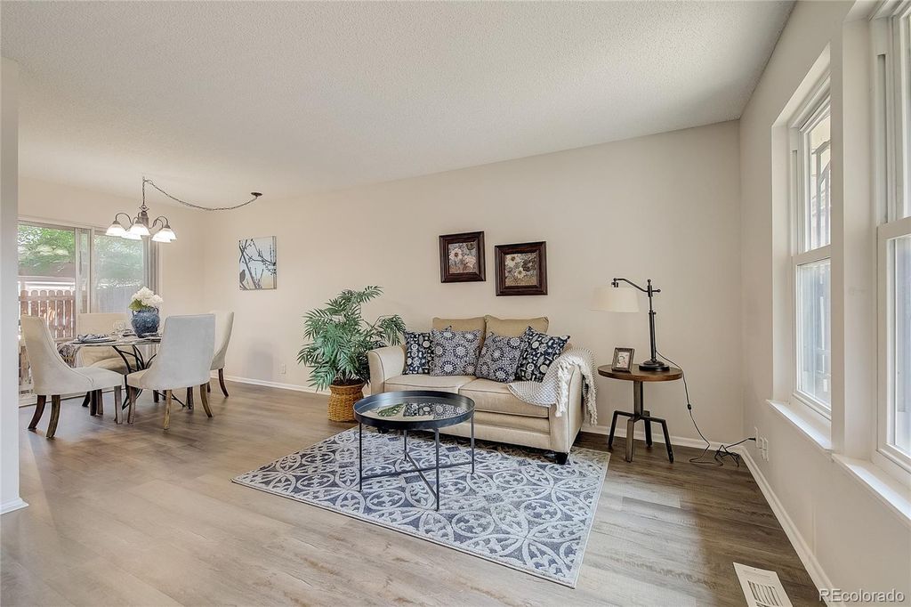 276 S Newark Cir, Aurora, CO 80012
