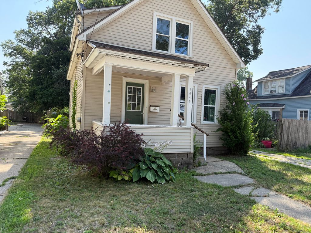 1640 Sanford St, Muskegon, MI 49441