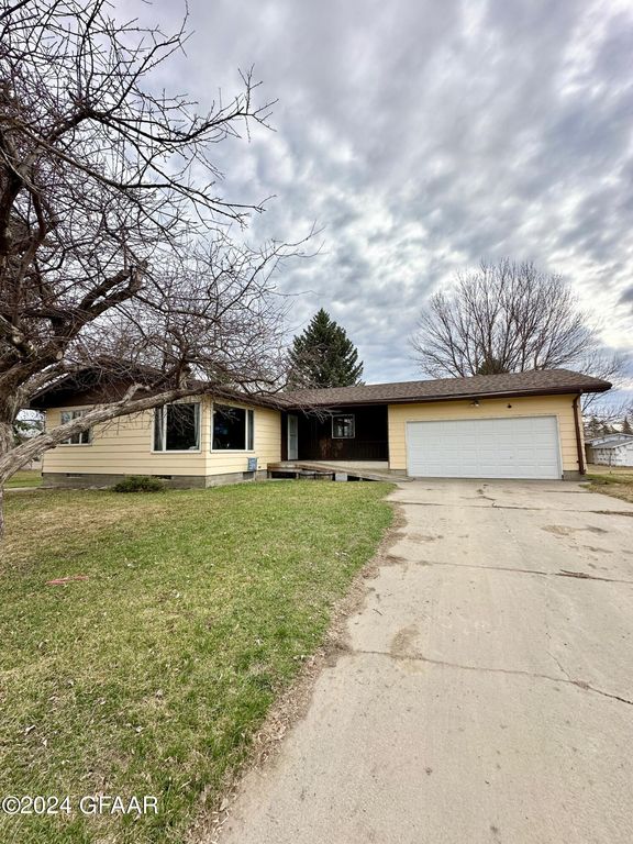 216 Hill Ave N, Park River, ND 58270
