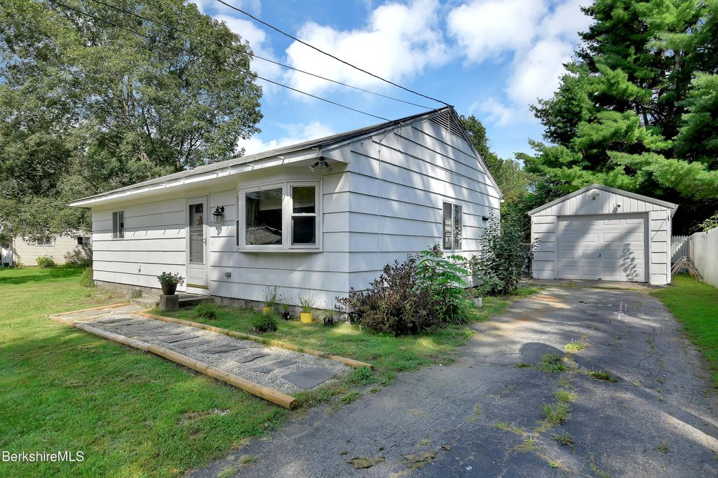 18 Wyantenuck St, Great Barrington, MA 01230