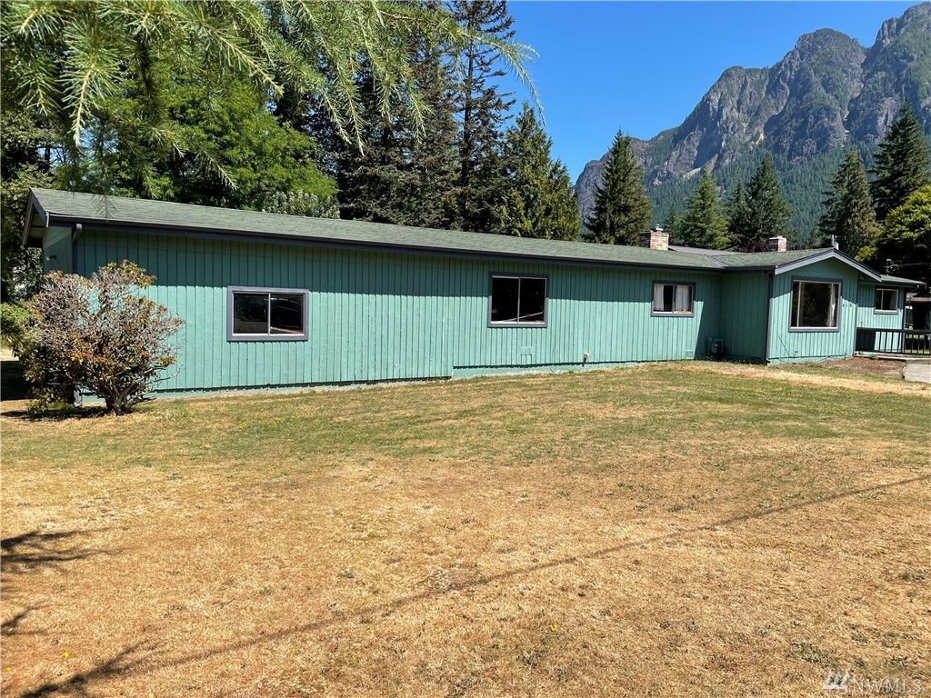 504 NE 6th St, North Bend, WA 98045