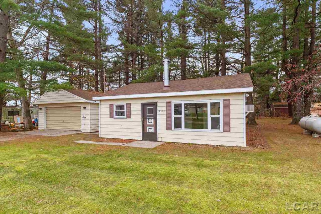 3351 Larry Dr, Hillsdale, MI 49242