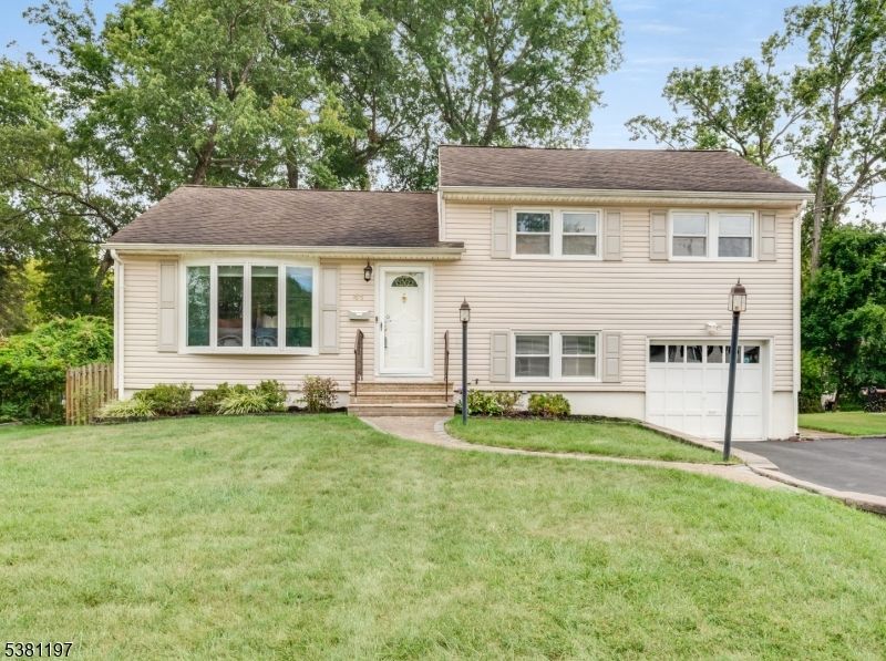 41 W McClellan Ave, Livingston, NJ 07039