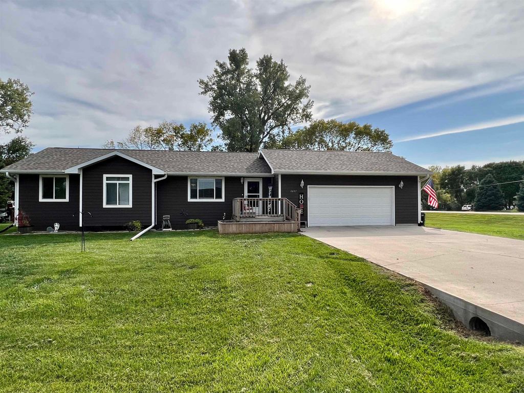 1607 Sunrise Dr, Yankton, SD 57078