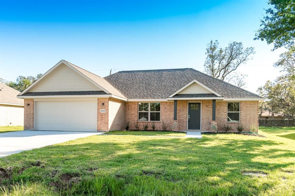 609 Tall Timber Dr, West Columbia, TX 77486