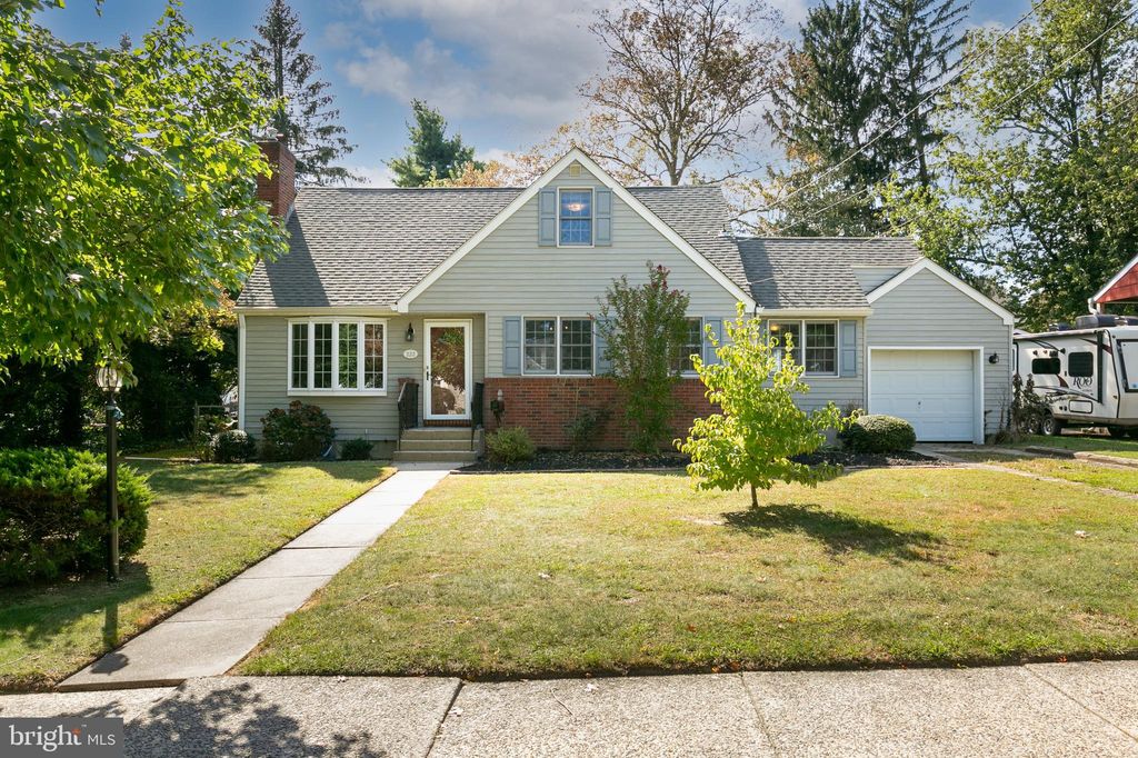 222 Pembrook Ave, Moorestown, NJ 08057