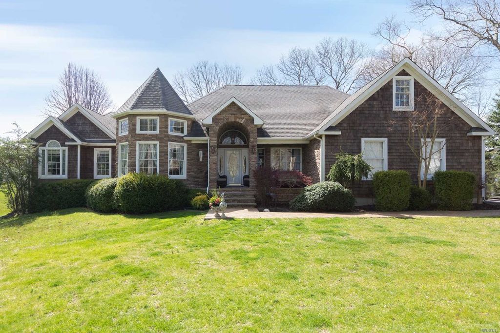 2 Mallard Ct, Riverhead, NY 11901