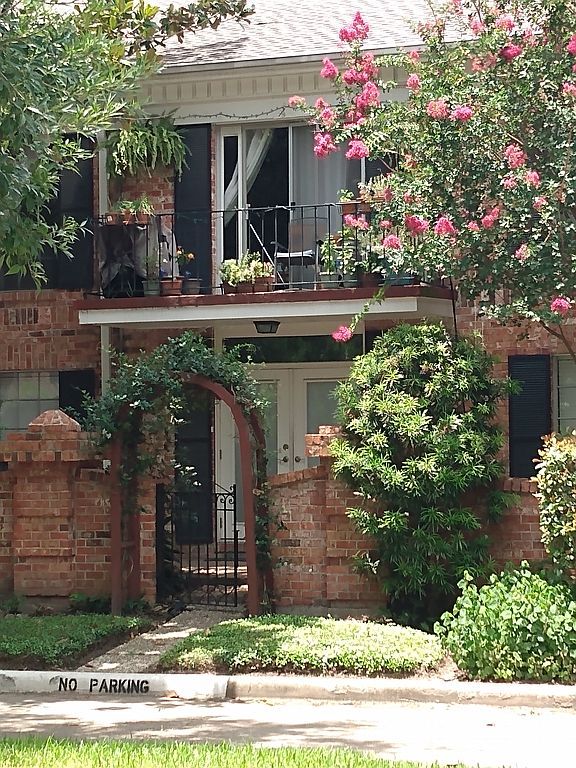 2822 Briarhurst Dr #49, Houston, TX 77057