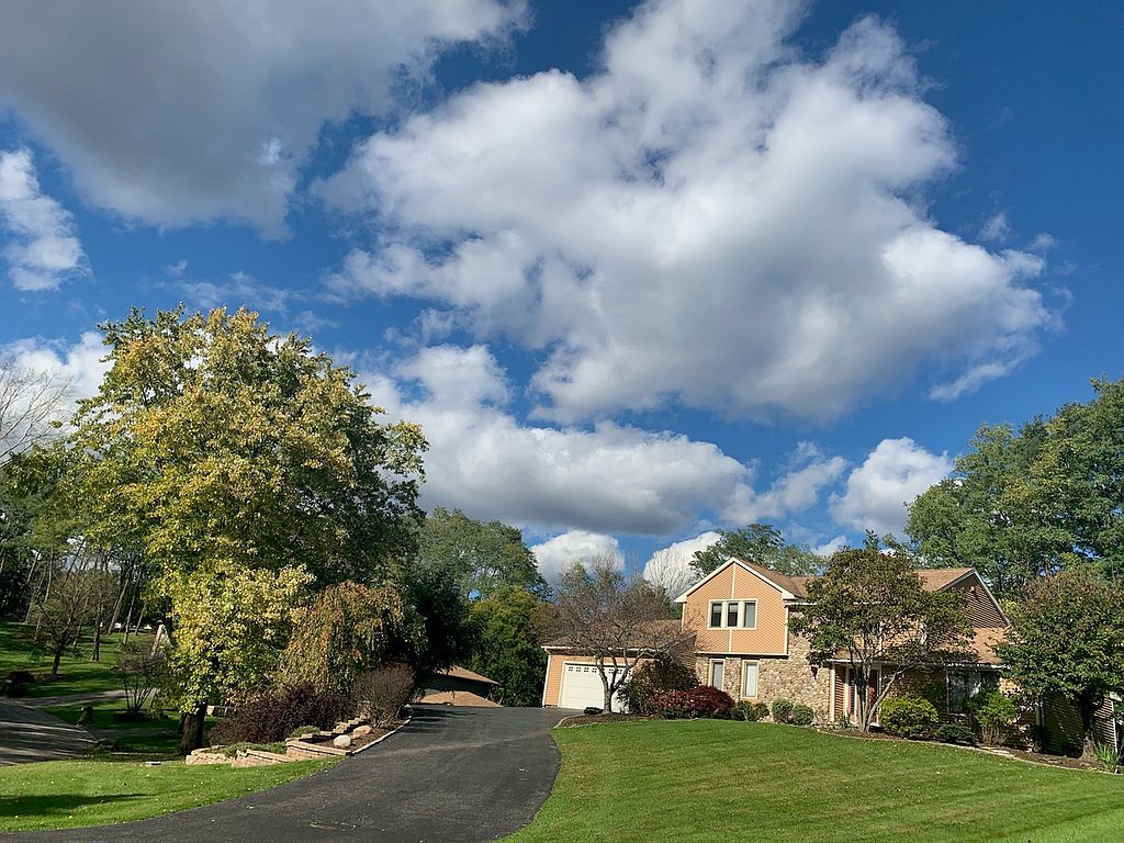 22 Mc Coord Woods Dr, Fairport, NY 14450