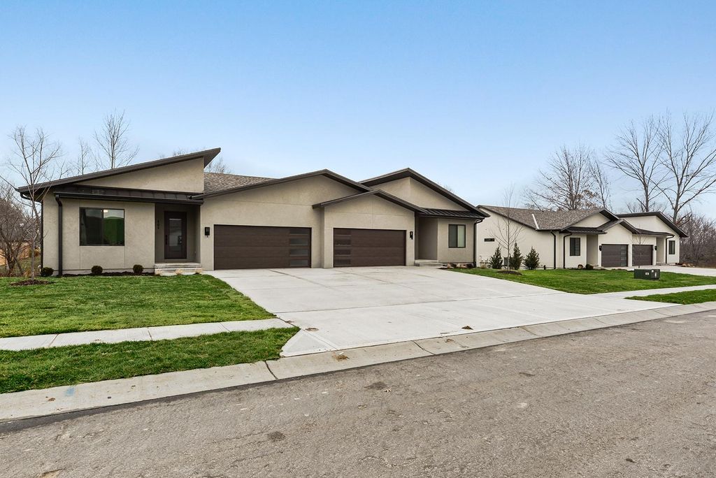 111 E Pine St, Raymore, MO - 3 Bed, 3 Bath Townhouse - 35 Photos | Trulia