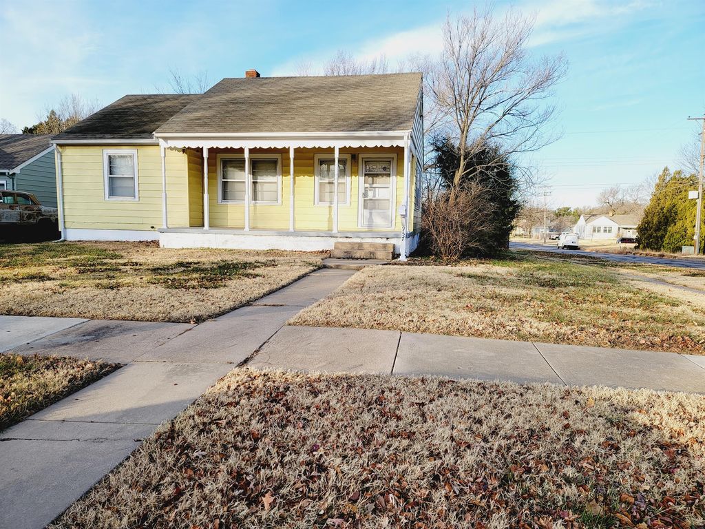957 N Parkwood Ln, Wichita, KS 67208